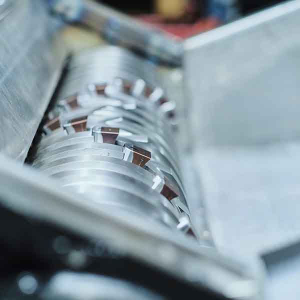 Centramec_återvinning_recykling_600px Närbild på en granuleringskvarns roterande knivar.