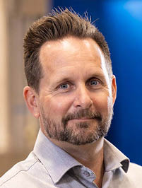 Daniel_Carlsson_Centramec Profilbild von Daniel Carlsson in einem hellblauen Hemd.