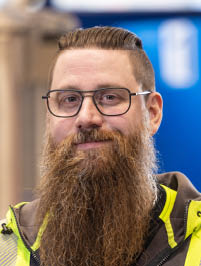 Jonas_Johansson_Centramec Profilbild von Jonas Johansson in einer Warnschutzjacke.