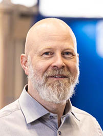 Tobias_Myrberg_Centramec Profilbild von Tobias Myrberg in einem blauen Hemd.