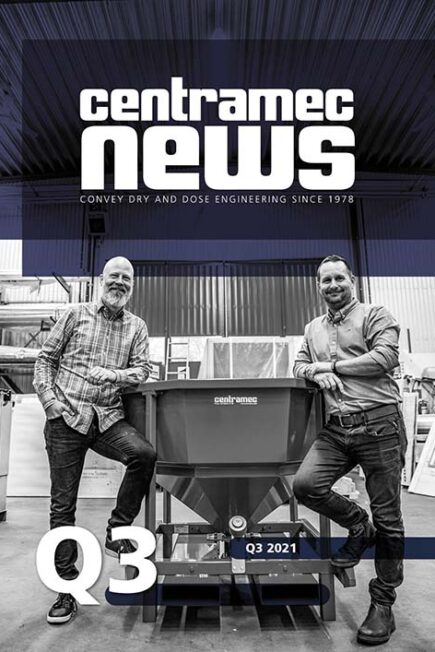 Omslagsbild Centramec News Q3 2021. Tobias Myrberg och Daniel Carlsson lutar sig på var sin sida av en Cemec oktabinkona.