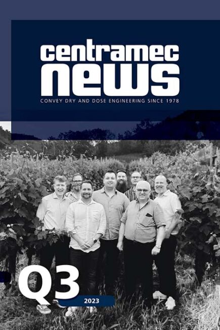 Omslagsbild Centramec News Q3 2023. Gruppbild med Centramecs medarbetare på en vinodling.