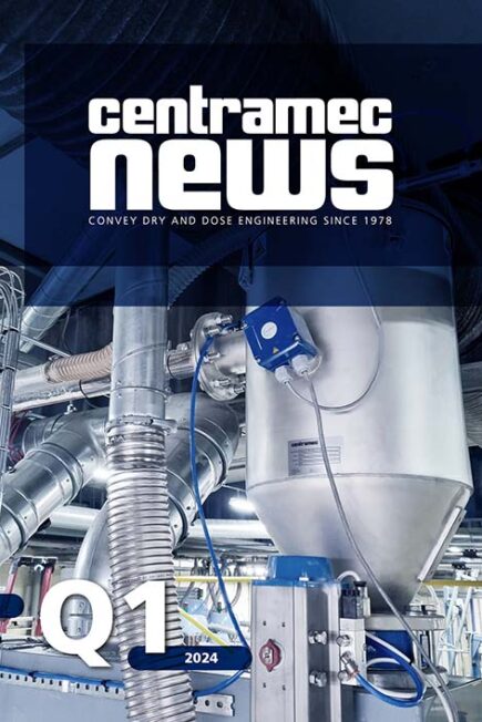 Centramec News Q1 2024 Omslagsbild Centramec News Q1 2024. Industriell miljö med rostfria behållare och Cemec materialtransportör ansluten till flera slangar och rör.