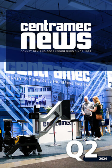 Centramec News Q2 2024 Omslagsbild Centramec News Q2 2024. Centramecs monter på mässa med Tobias Myrberg som pratar med kvinnlig kund. Rapid granuleringskvarn i förgrunden och en tv-skärm som spelar upp film i bakgrunden.