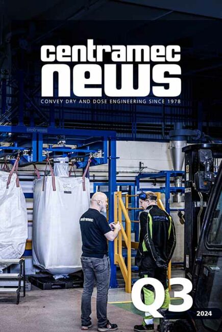 Centramec News Q3 2024 Omslagsbild Centramec News Q3 2024. Industriell miljö med två big-bags hängandes i produktion, två personer i förgrunden som pratar.