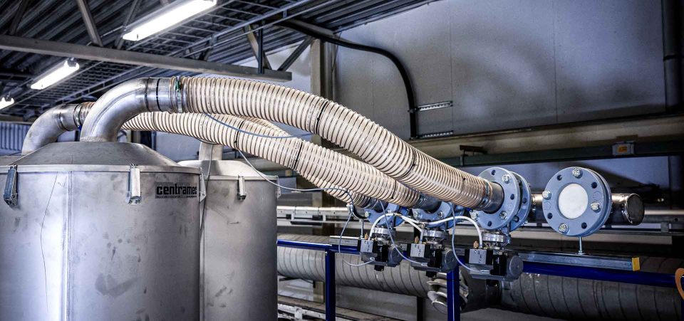 Rostfria Cemec behållare för materialtransport med flera anslutningar.