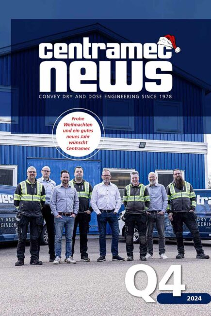 Centramec News_Q4_DE_241219 Titelbild der Centramec News Q4 2024. Gruppenbild der Mitarbeiter von Centramec vor dem Bürogebäude in Älvsered.